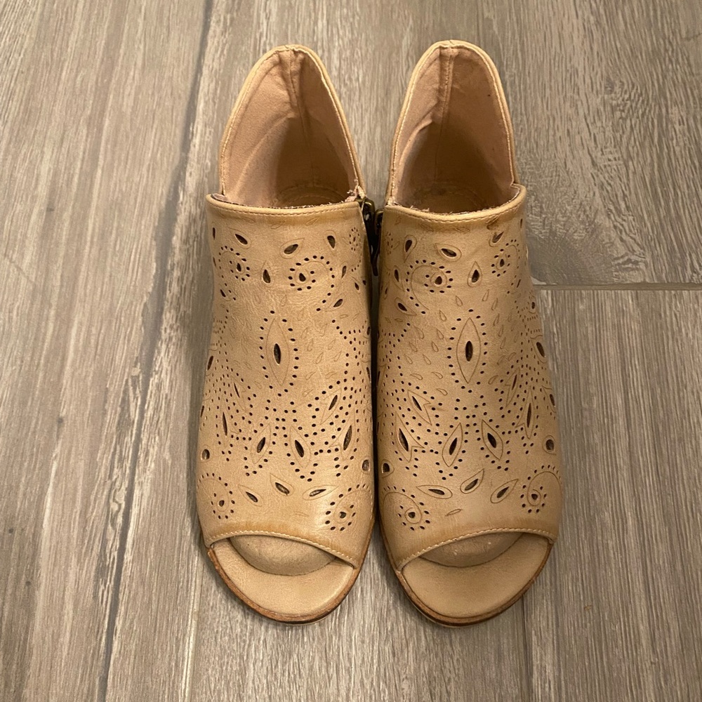 BEAST FASHION tan heel sandal